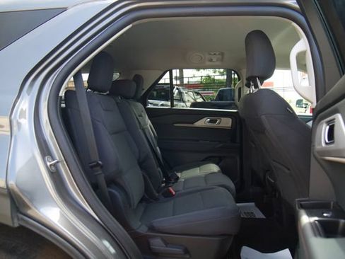 Used 2025 Ford Explorer Active AWD/4WD image 26