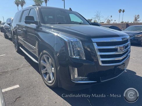 Used 2019 Cadillac Escalade ESV Luxury AWD/4WD image 2