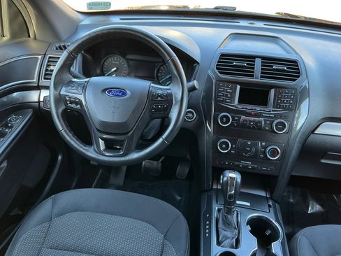 Used 2019 Ford Explorer XLT image 12