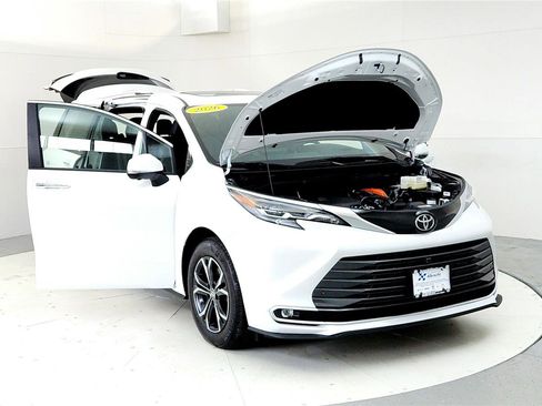 Used 2026 Toyota Sienna Platinum image 9