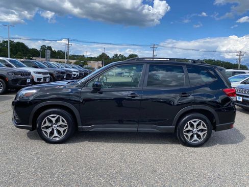 Used 2022 Subaru Forester Premium image 7