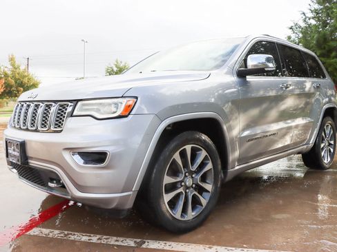 Used 2017 Jeep Grand Cherokee Overland image 3