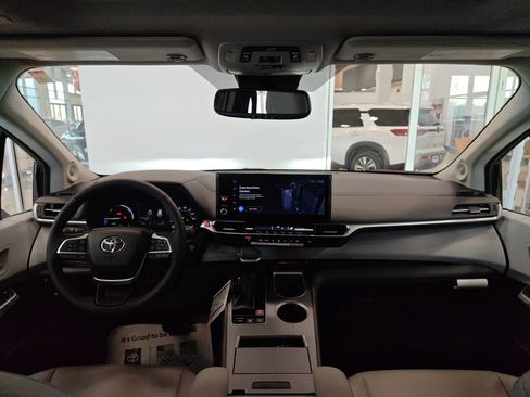 New 2026 Toyota Sienna XLE image 36