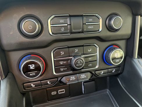 Used 2023 Chevrolet Suburban LT w/ Luxury Package image 17