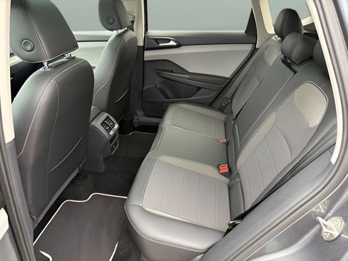 Used 2023 Volkswagen Taos SE w/ Panoramic Sunroof Package AWD/4WD image 20