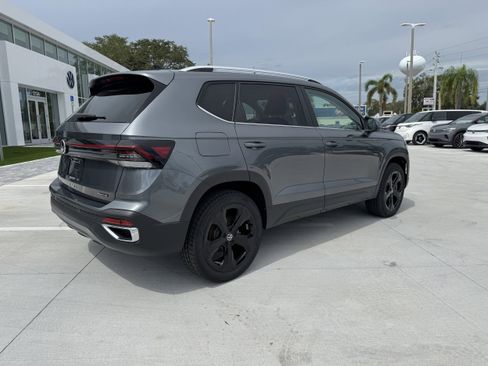 New 2025 Volkswagen Taos SEL image 3