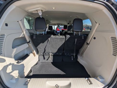 Used 2024 Chrysler Pacifica Touring-L image 11