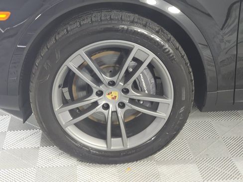 Used 2024 Porsche Cayenne AWD/4WD image 10