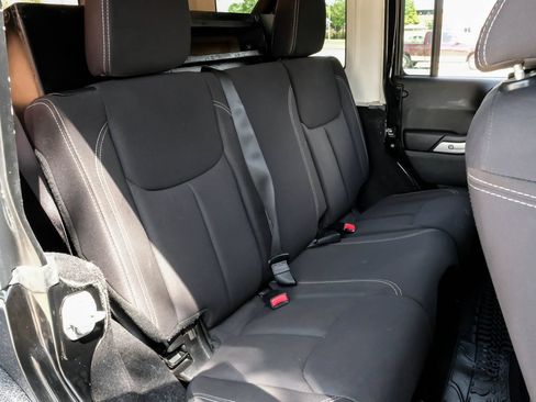 Used 2013 Jeep Wrangler Unlimited Rubicon w/ Connectivity Group AWD/4WD image 40