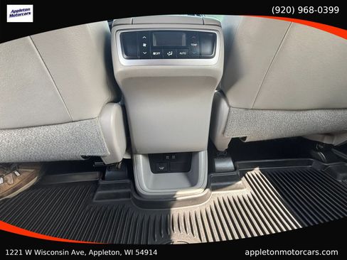 Used 2018 Toyota Highlander XLE AWD/4WD image 32