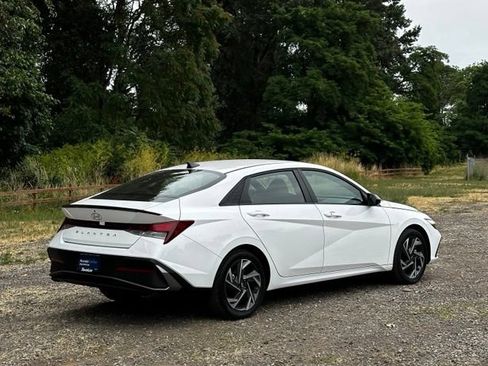 Used 2025 Hyundai Elantra Sport FWD image 9