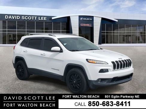 Used 2018 Jeep Cherokee Latitude Plus w/ Comfort/Convenience Group FWD image 1