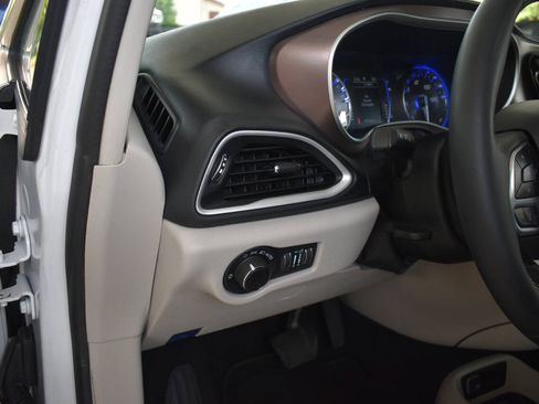 Used 2022 Chrysler Voyager LX FWD image 17