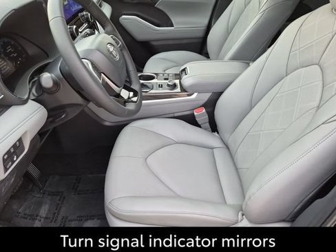 Certified 2026 Toyota Highlander Platinum AWD/4WD image 13