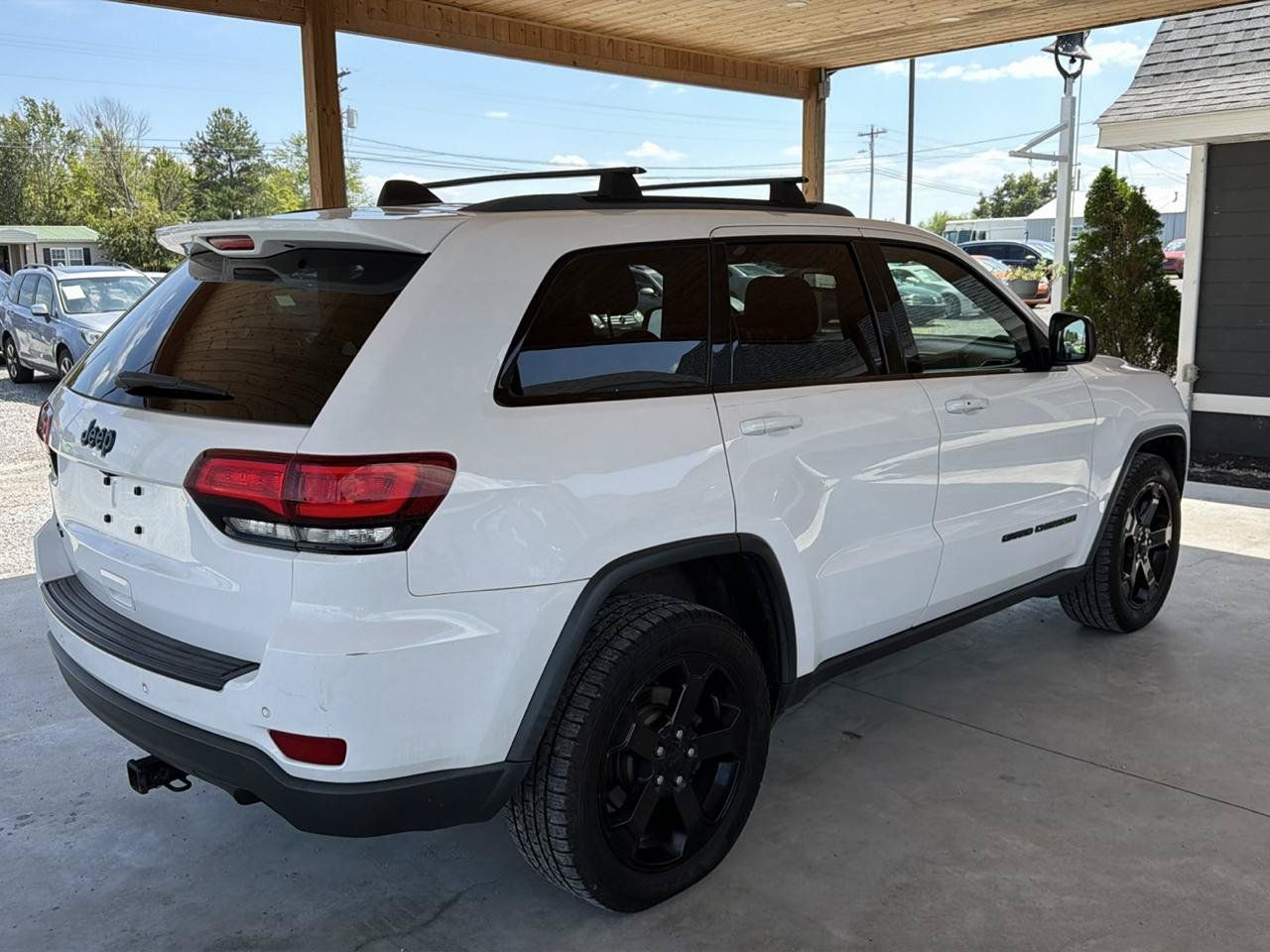 Used 2018 Jeep Grand Cherokee Laredo AWD/4WD image 5