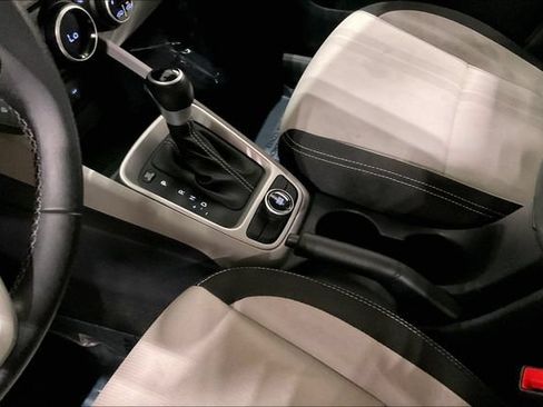 Used 2023 Hyundai Venue SEL FWD image 15