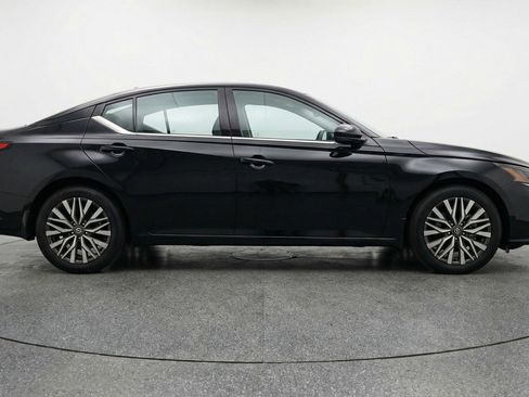 Used 2025 Nissan Altima 2.5 SV FWD image 8