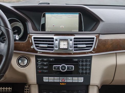 Used 2014 Mercedes-Benz E 350 4MATIC Sedan image 12