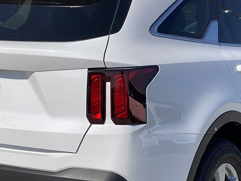 New 2026 Kia Sorento LX FWD image 4