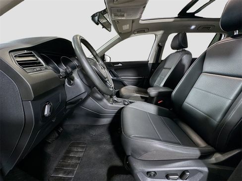 Used 2021 Volkswagen Tiguan SE w/ Panoramic Sunroof Package image 21