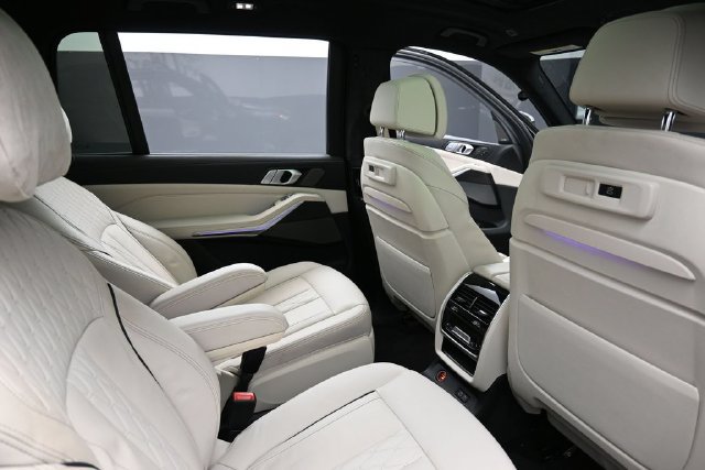 Used 2021 BMW X7 xDrive40i w/ M Sport Package AWD/4WD image 32
