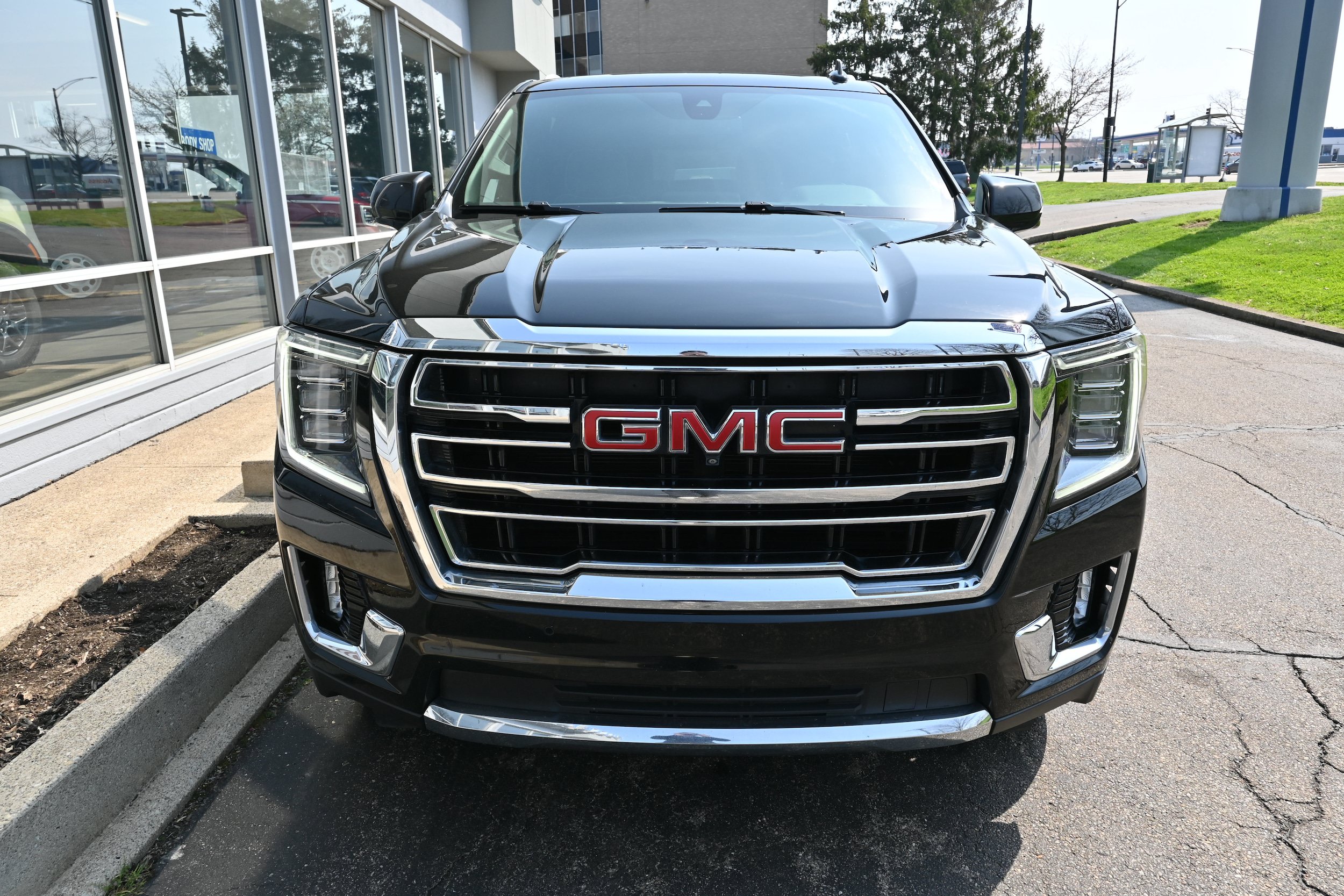 Used 2022 GMC Yukon XL SLT w/ SLT Luxury Package AWD/4WD image 3