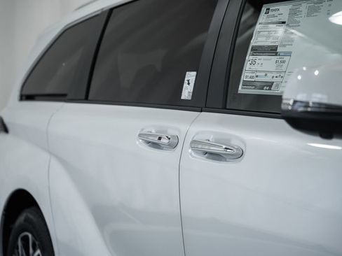 New 2026 Toyota Sienna Platinum image 17