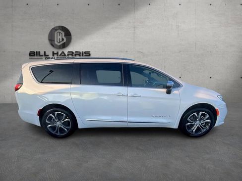 New 2026 Chrysler Pacifica Pinnacle w/ Trailer Tow Group AWD/4WD image 5