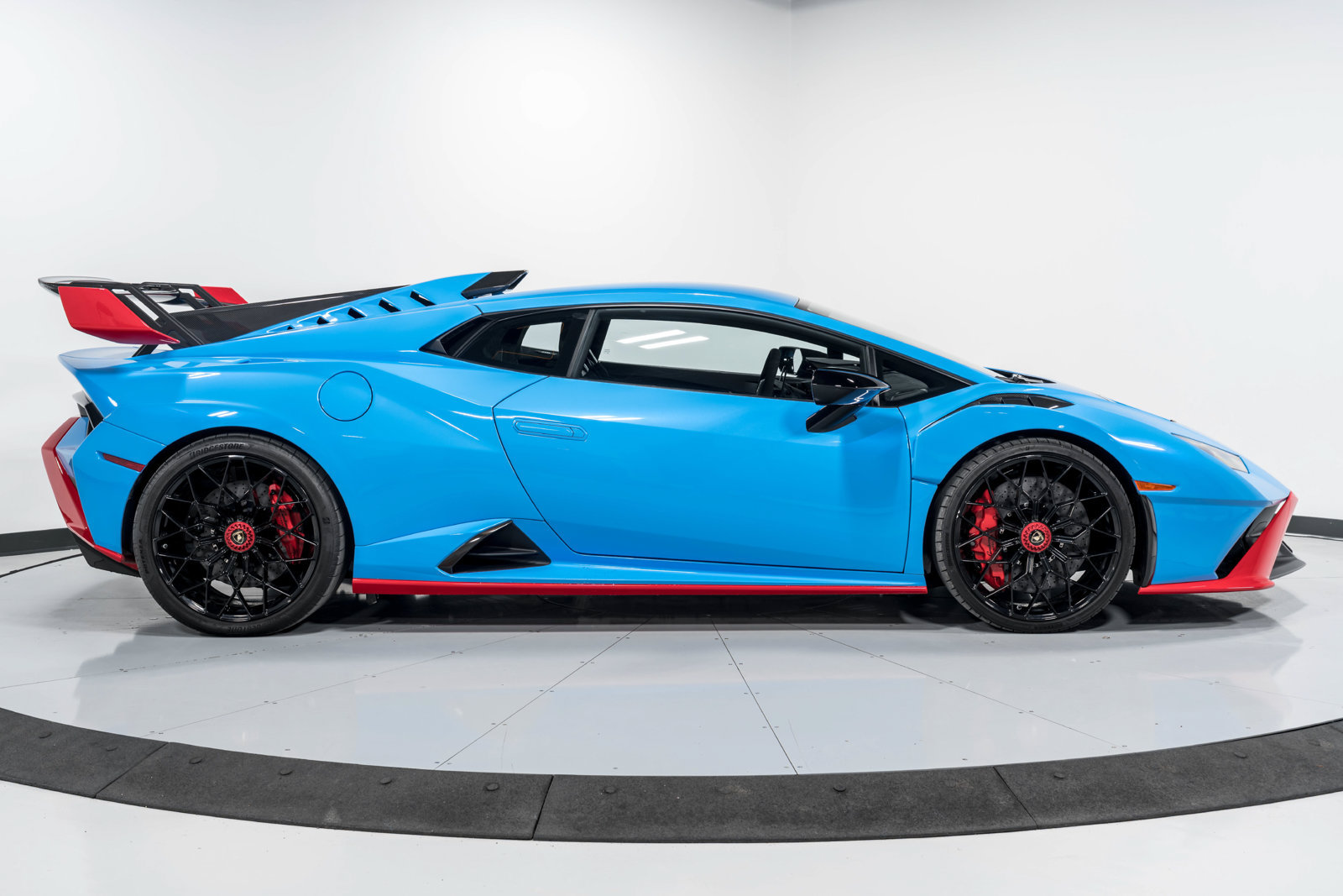 Used 2024 Lamborghini Huracan STO RWD image 2