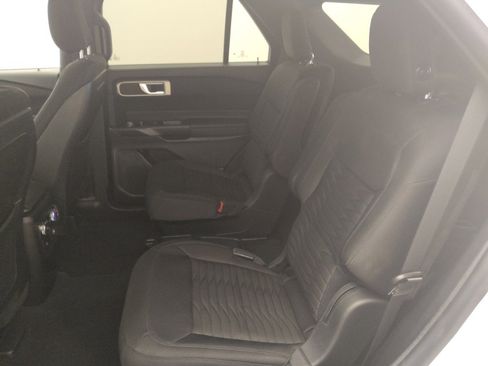 Used 2020 Ford Explorer XLT image 18