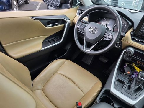 Used 2020 Toyota RAV4 XLE Premium image 28
