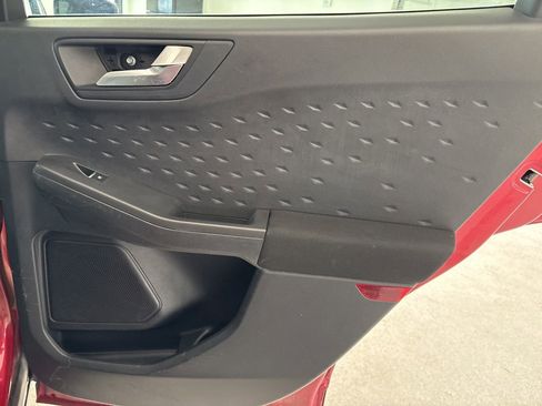 Used 2020 Ford Escape SE image 25