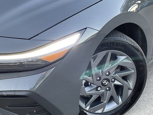 Used 2025 Hyundai Elantra Blue image 8