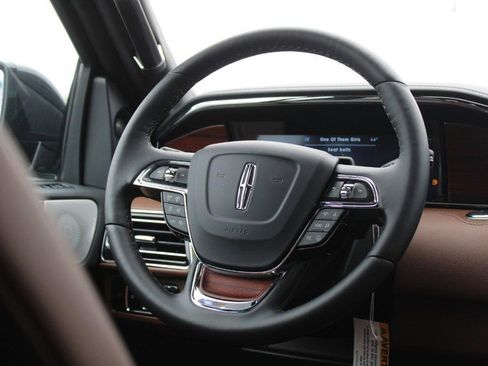 Used 2023 Lincoln Navigator Reserve image 16