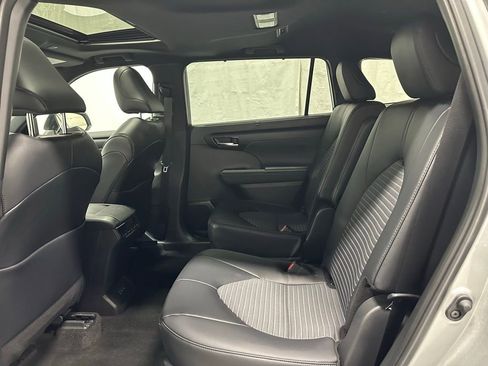 Used 2025 Toyota Highlander XSE AWD/4WD image 48