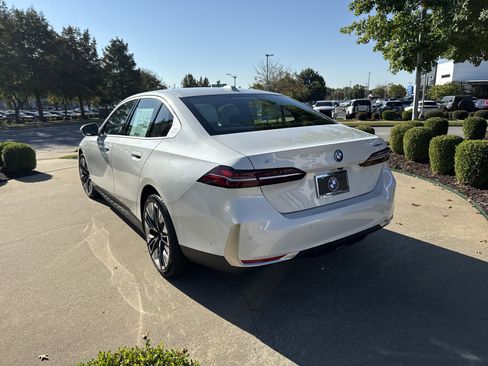 New 2026 BMW i5 eDrive40 image 3