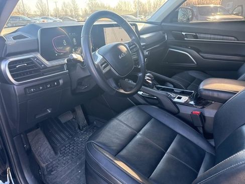 Used 2024 Kia Telluride EX w/ EX Captain's Chair Package image 12