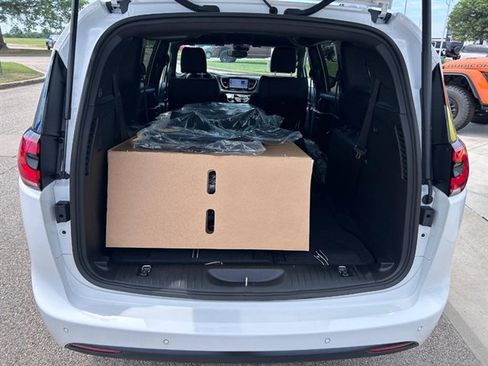 Used 2025 Chrysler Pacifica Select w/ Fav Edition Package image 6