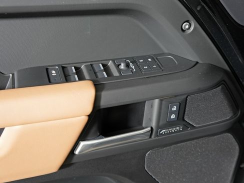 Used 2025 Land Rover Defender 130 X-Dynamic SE image 17