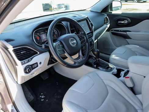 Used 2019 Jeep Cherokee Limited image 4