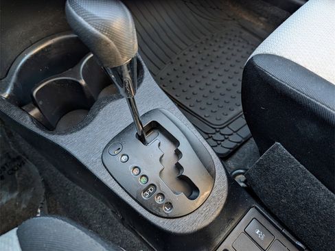 Used 2012 Toyota Yaris SE image 27