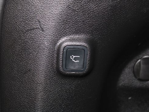 Used 2019 Jeep Cherokee Latitude Plus w/ Comfort/Convenience Group AWD/4WD image 21