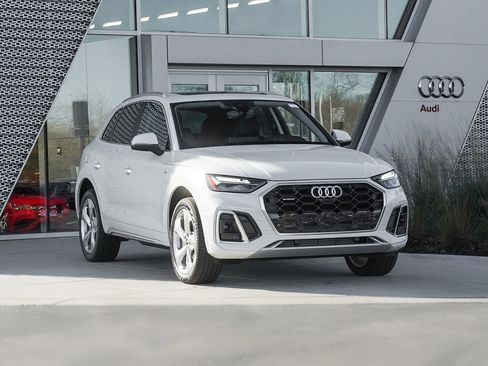 Certified 2025 Audi Q5 2.0T Premium Plus w/ Premium Plus Package image 2