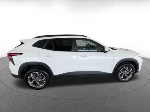 Used 2025 Chevrolet Trax LT FWD image 16