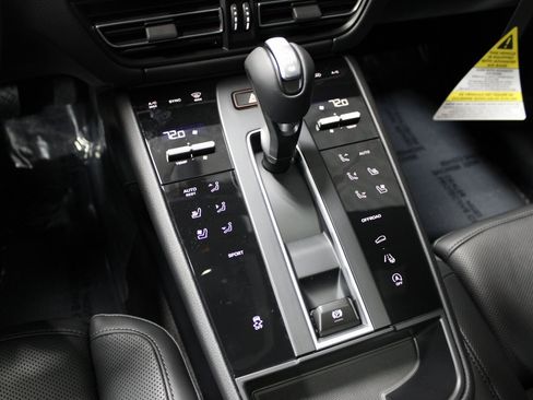 New 2026 Porsche Macan image 32