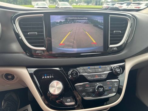 Used 2024 Chrysler Pacifica Touring-L FWD image 18