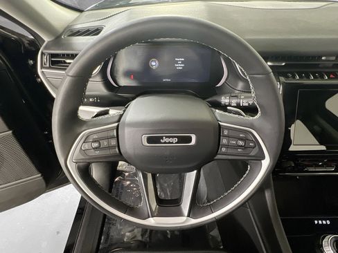 Used 2023 Jeep Grand Cherokee Laredo w/ Luxury Tech Group I image 11