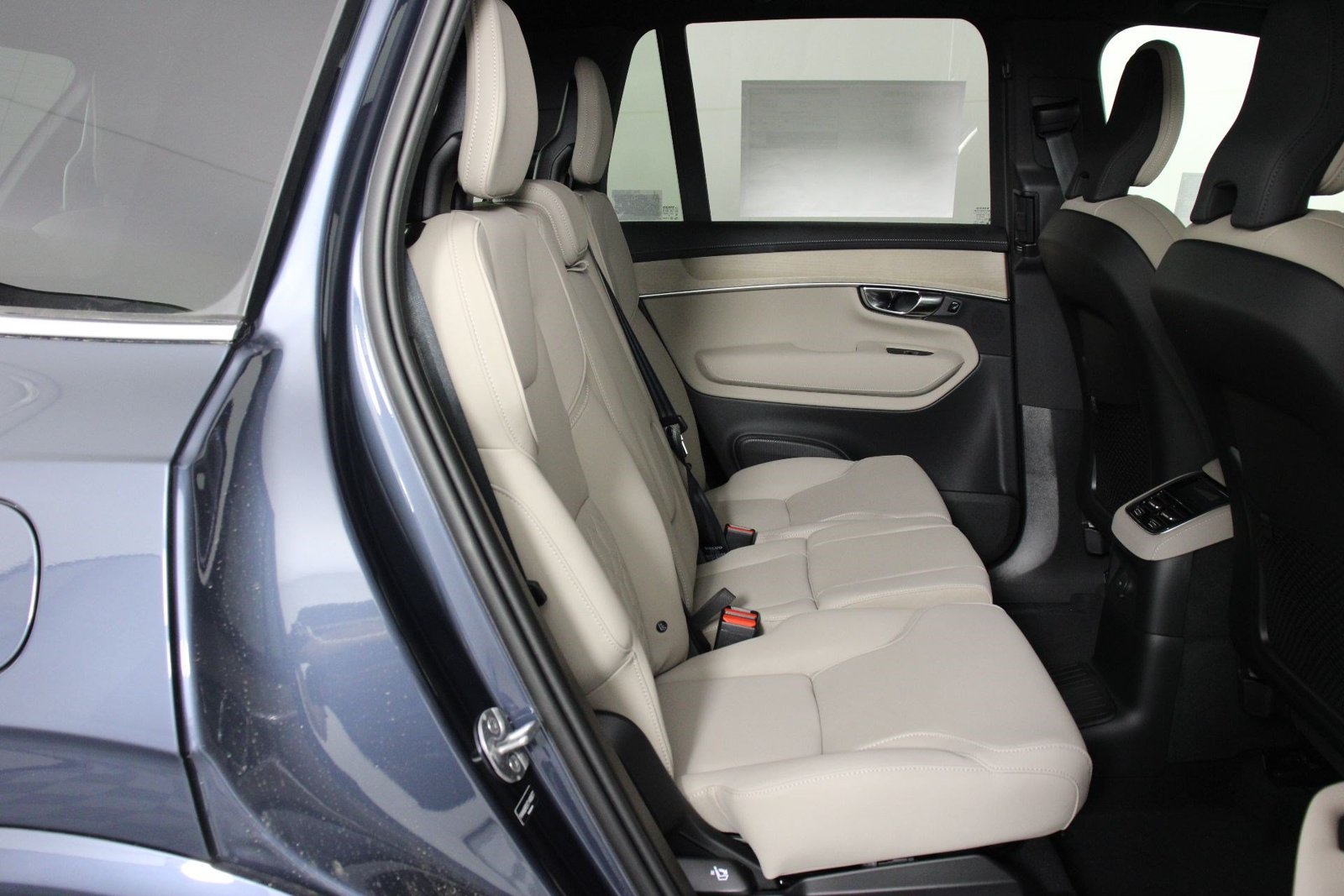New 2026 Volvo XC90 T8 Plus w/ Protection Package Premier AWD/4WD image 11