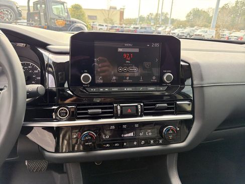 Used 2022 Nissan Pathfinder SV w/ SV Premium Package image 29