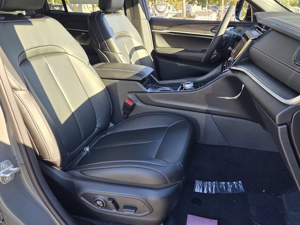 New 2027 Jeep Grand Cherokee Limited RWD image 13